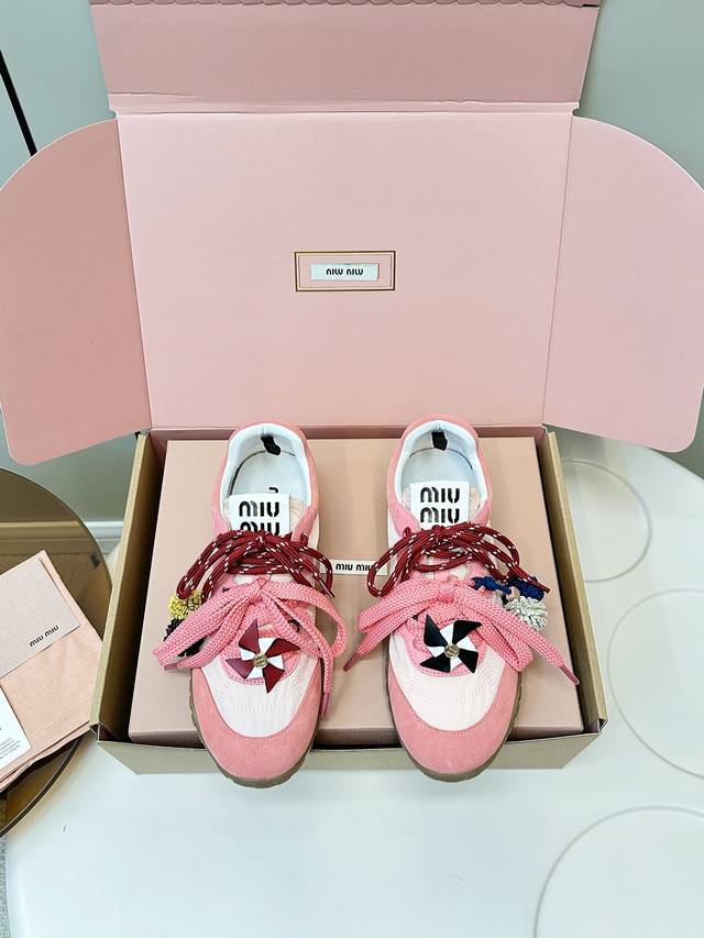 顶级版本 飞机盒套装+原版扣件 Miu Miu 25Ss 春夏新款走秀Miumiu 德训 休闲鞋 秀场工艺来自Miu Miu系列的细节特写 新季的潮流要素 与此