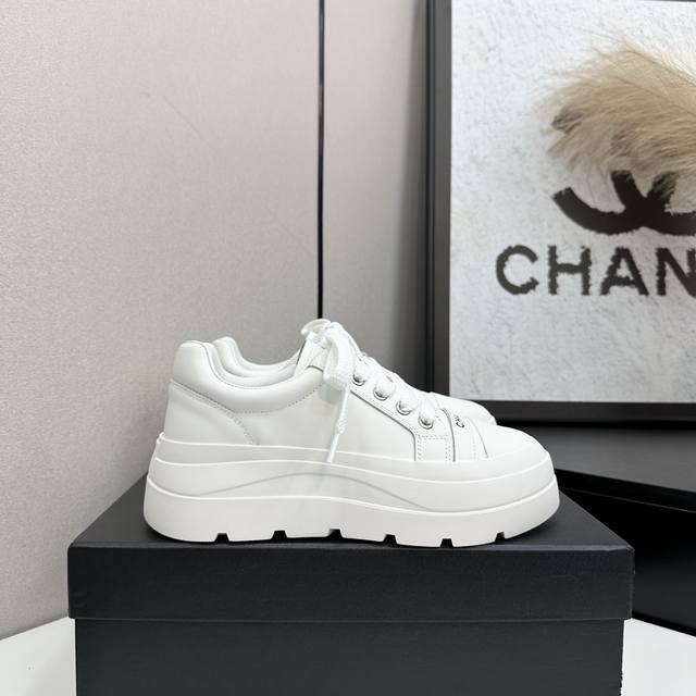 Chane*小香香25S厚底小白鞋，休闲鞋板鞋，网红明星同款 ，将时尚与舒适完美融合。鞋面简约大气，厚底设计拉长腿部线条，无论是搭配裙装还是裤装，都能轻松提升时
