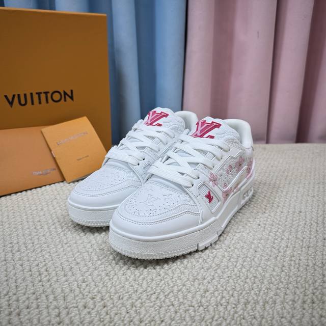 现货新款情侣 Lv-Trainer路易-威登 Pk市场一切版本 情侣款 走秀新款 篮球板鞋 代购品质 原版1：1开发复刻！！上脚非常舒适 做工精细 鞋面由意大利