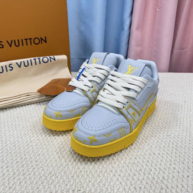 Lv-Trainer路易-威登 Pk市场一切版本 情侣款 走秀新款 篮球板鞋 代购品质 原版1：1开发复刻！！上脚非常舒适 做工精细 鞋面由意大利进口小牛皮拼接
