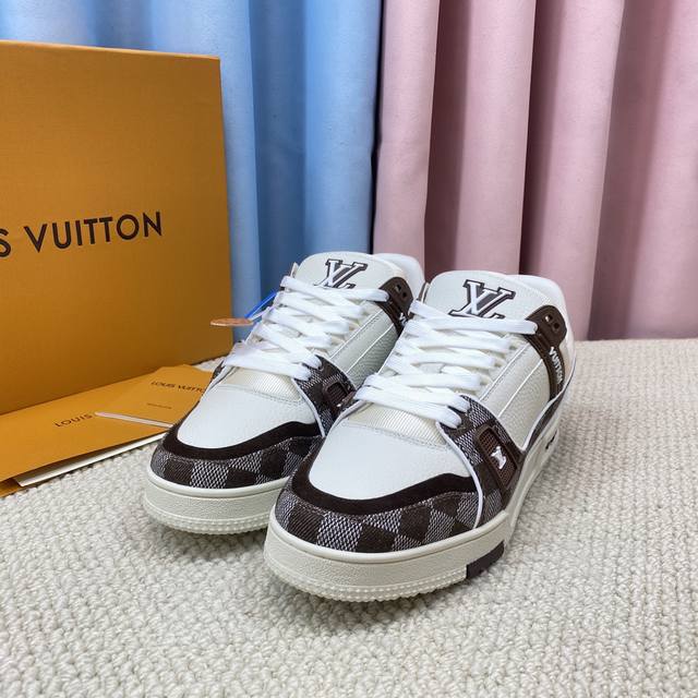 升级版情侣代购品质 Lv-路易-威登 Pk市场一切版本 走秀新款 篮球板鞋 原版1：1开发复刻！！上脚非常舒适 做工精细 鞋面由意大利进口小牛皮拼接，侧边饰有品