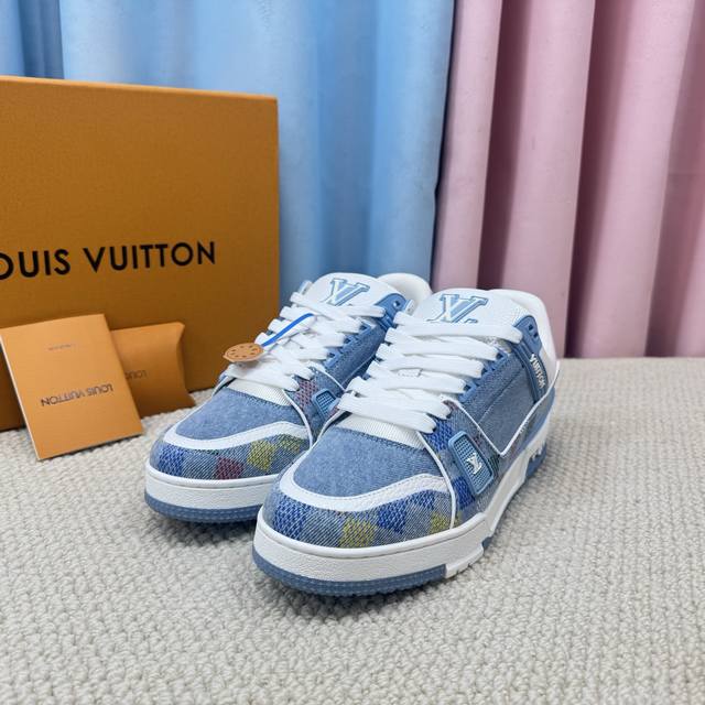 的新款情侣 Lv-Trainer路易-威登 Pk市场一切版本 情侣款 走秀新款 篮球板鞋 代购品质 原版1：1开发复刻！！上脚非常舒适 做工精细 鞋面由意大利进