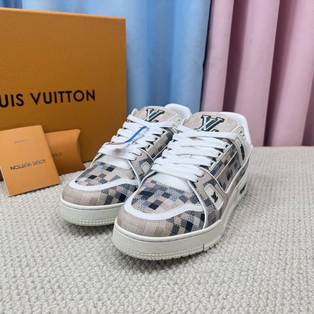 Lv-Trainer路易-威登 Pk市场一切版本 情侣款 走秀新款 篮球板鞋 代购品质 原版1：1开发复刻！！上脚非常舒适 做工精细 鞋面由意大利进口小牛皮拼接