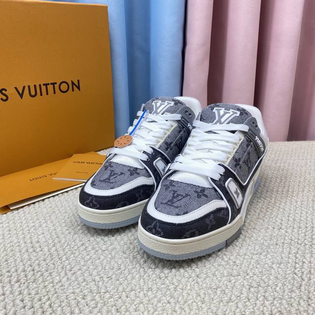 现货升级版情侣代购品质 Lv-路易-威登 Pk市场一切版本 情侣款 走秀新款 篮球板鞋 代购品质 原版1：1开发复刻！！上脚非常舒适 做工精细 鞋面由意大利进口