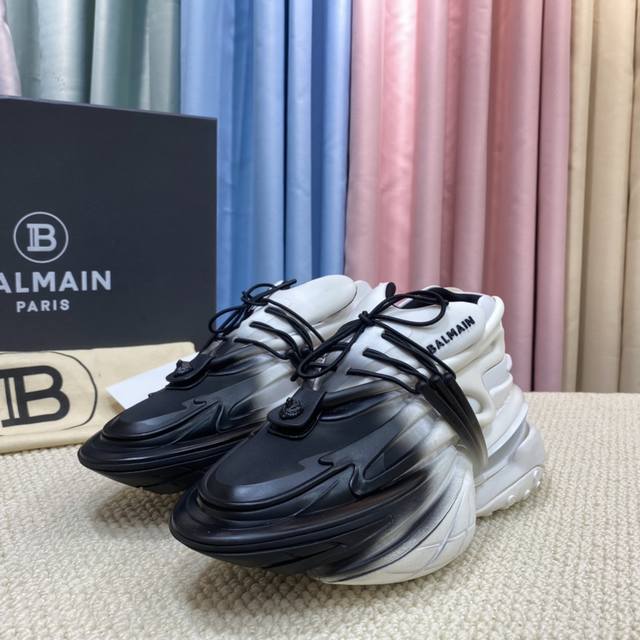顶级版本Balmain巴尔曼飞船老爹鞋深海炸弹强势推出，设计大胆、造型前卫席卷国内外的时尚，社交各大平台。镂空的Tpu发泡组合大底配上相对夸张的厚度。一经上脚秒
