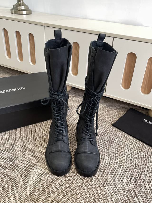 Ann Demeulemeeste* 25Ss新款绑带靴 该系列将未加工的粗粝质感与细腻的脆弱美学创造性结合，在解构主义剪裁中塑造出兼具力量与柔情的现代女性形象