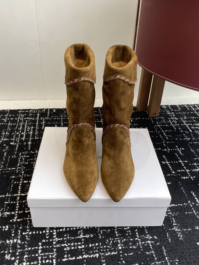 代购级 Isabel Marant 伊莎贝尔 24Ss 少女感 一眼就心动 一脚蹬坡跟短靴 Isabel Marant 超级有调性的一款一脚蹬靴子 面料原版一致