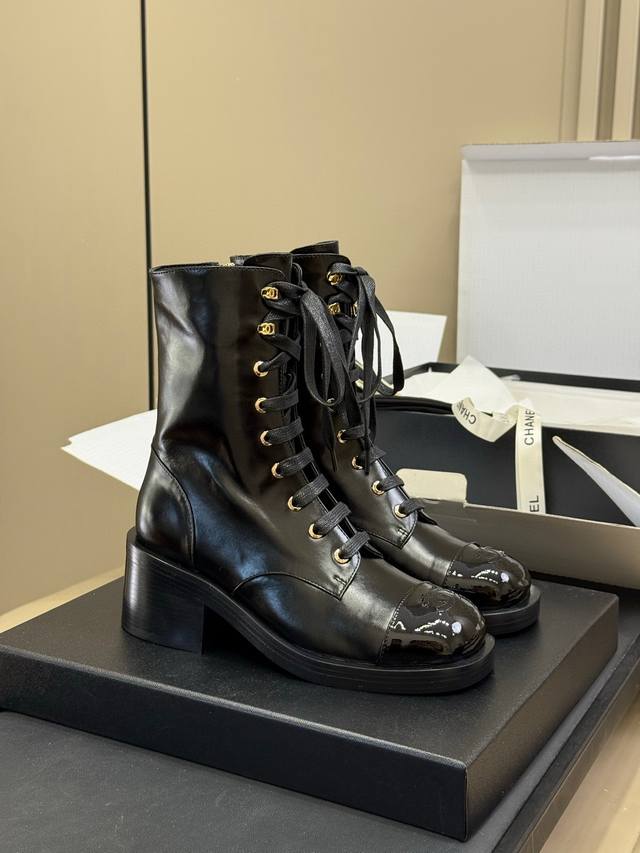 Chanel Fw25 New Arrival～ 小香25秋冬新款机车靴，这种经典靴型年复一年地出，基本没什么新意，但真的不妨碍它的帅气！ 鞋型饱满立体，功能性