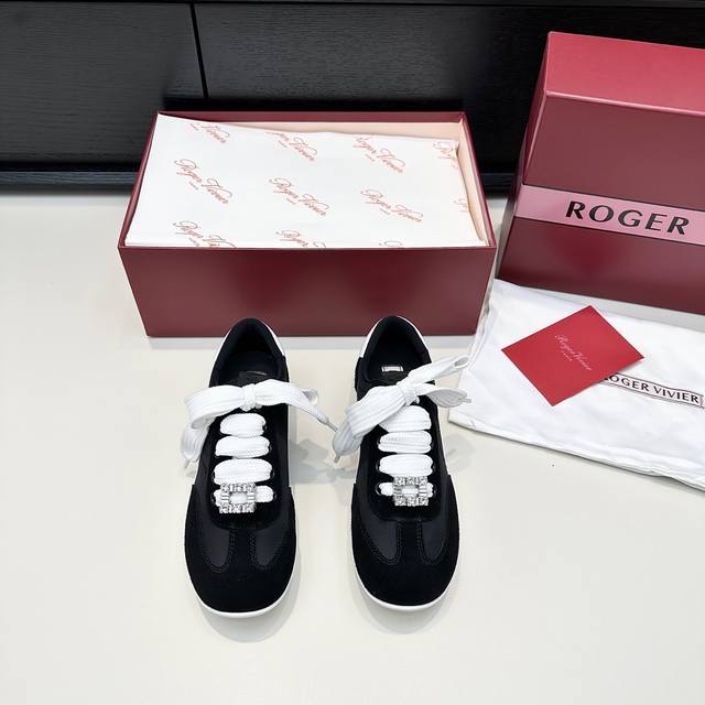 Roger Vivier 罗杰维维亚新款 Rv钻扣德训休闲鞋 新款Viv Low运动休闲鞋以前面的金属饰扣和侧边的字母刺绣吸引眼球，绒面皮革拼织物制成，橡胶鞋底