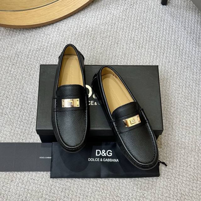 羊里 D&G杜嘉班纳新款休闲驾车豆豆鞋 ，最新爆款，顶端品牌奢侈～代购，顶级～质量 。 鞋面選用进口原版牛皮 全进口羊皮.内里 精细做工。原版个性时尚柔软橡膠耐
