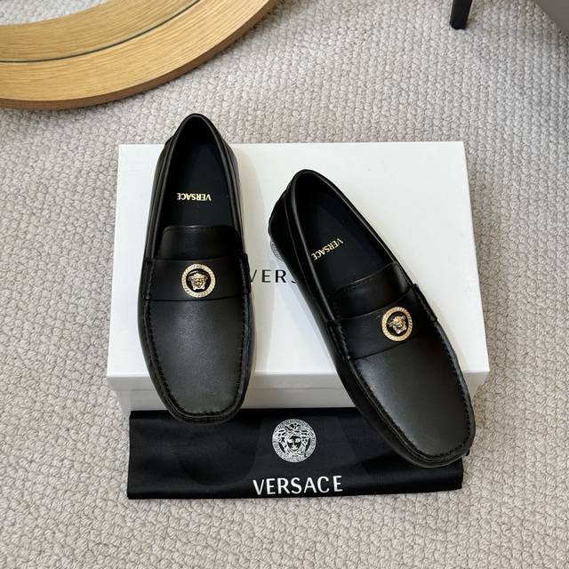 羊里 全球抢购最高品质 范思哲Versace 经典低帮懒人开车鞋 霸气Logo更是重金打造 材料：进口头层小牛皮，羊皮内里 欧美大师独特版面设计 完美打造专柜品