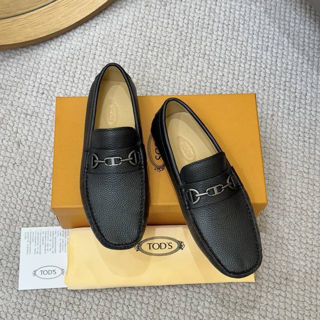 羊里 Tod's 托德斯 ，高端豆豆鞋托德斯在众多品牌中始终是品牌中的效效者，托德斯亮丽一夏 鞋面进口头层意大利高端定制牛皮意大利羊皮内里 越南进口橡胶大底，托
