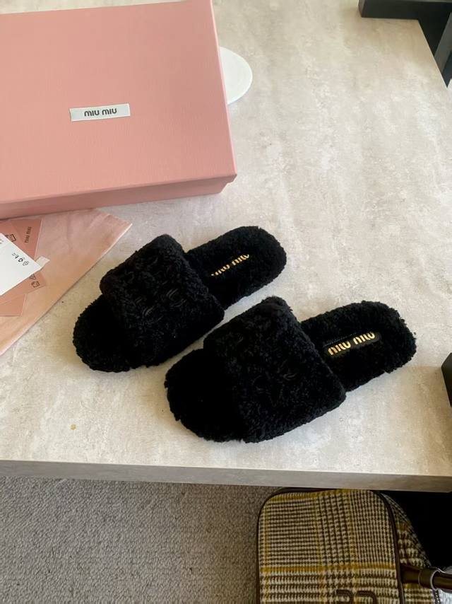 Miumiu 缪缪 2025秋冬季毛毛拖 不管是居家还是外穿都具有时尚感的品味，简约的一字带加上原版1:1的立体感字体彰显出Miu风元素的完美融合，秋冬搭配袜子