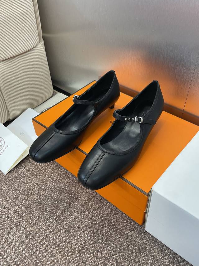 莞货 代购级 爱马仕 Hermes 2025春夏新款Lilia拼色芭蕾舞娃娃女鞋 H家字母Logo五金皮带扣低跟圆头玛丽珍乐福单鞋 材质：进口小牛皮 进口真丝绒