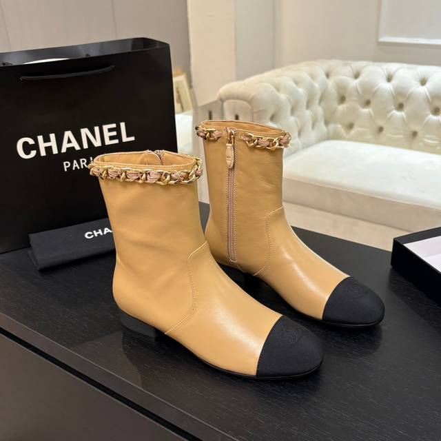 早秋新款Chanel 小香25B秋冬走秀款菱格链条短靴高跟短靴 标志性的链条设计，把经典玩出花！粗旷却不失精致的金属链条环绕靴筒，在硬朗与柔美间达到精妙平衡，碰