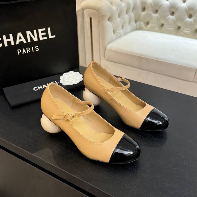 Chane*｜小香25A秋冬新品双C巨型珍珠跟 玛丽珍鞋 在米兰时尚的T台上 亮相便艳惊四座 成功晋升为潮流人士的梦中情靴 。 经典的双C标志与巨型珍珠跟设计相
