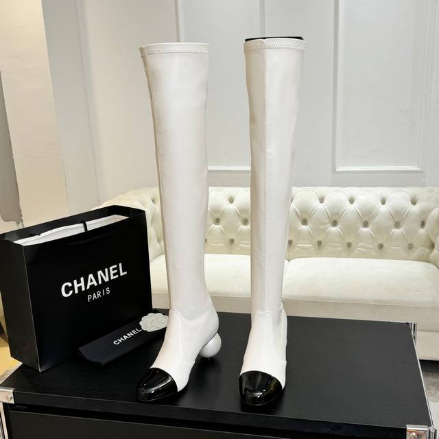 长靴 Chane*｜小香25A秋冬新品双C巨型珍珠跟 走秀弹力靴 在米兰时尚的T台上 亮相便艳惊四座 成功晋升为潮流人士的梦中情靴 。 经典的双C标志与巨型珍珠