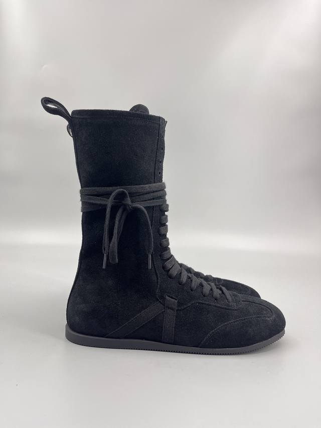 Ann Demeulemeester 25秋冬靴子 设计理念源于拳击靴和运动鞋两者的结合，动感而柔美～体现了纯正的运动元素和混合的魅力 从柔和的粉彩到运动＋加上