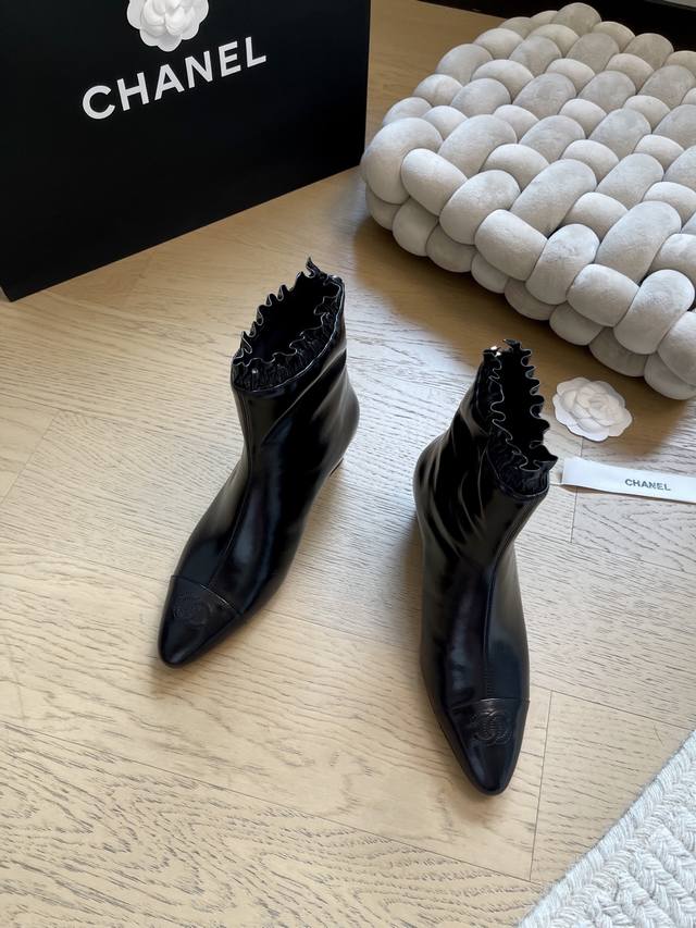 Chanel 25K秋冬款厚底短靴系列！ 常青款！秋冬必入单品~ 鞋面牛皮 布面 内里进口羊皮 原版防滑大底 跟高5Cm 码数：35-41 34 40 41定制