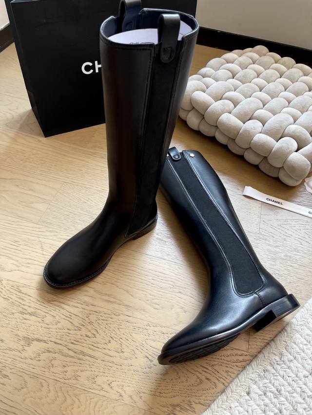 Chanel 经典秋冬款骑士长靴系列！ 常青款！秋冬必入单品~ 复古设计搭配双C拼色非常好看！ 鞋面原版定制小羊皮非常柔软 内里进口羊皮 原版防滑大底 跟高3C