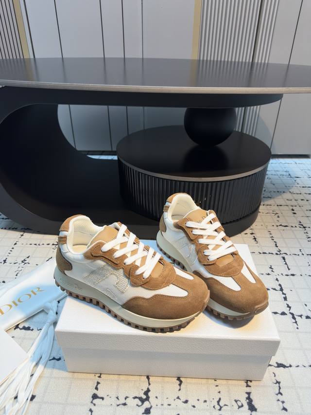 Dior迪奥C'est系列 情侣款 厚底 休闲运动鞋 原版购入开发 做货 这款 C'est Dior 运动鞋设计醒目时尚。采用白色牛皮革等材质精心制作，鞋面两侧