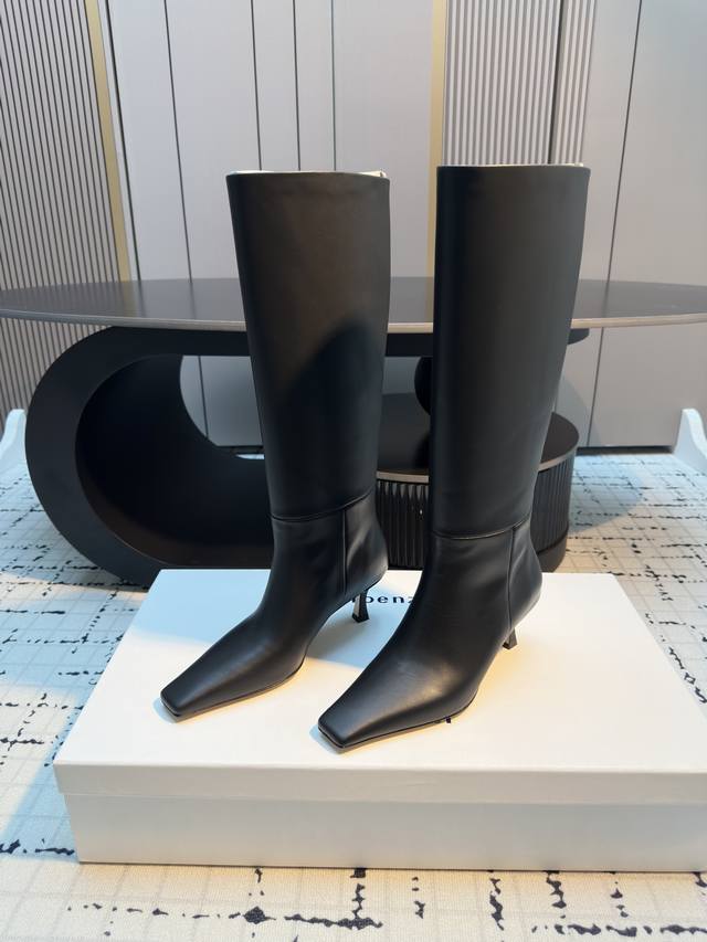 Proenza Schouler* 新款黑色长靴 皮革选料讲究，触摸是柔软却有筋骨的质感，车线细密规整，连鞋跟弧度都经过反复调试，每处细节都在说“高级是种惯性”