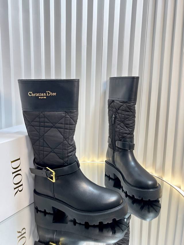 Dior 迪奥2025 秋冬新款D-Quest系列朋克风藤格纹电绣女靴 明星同款Cd字母Logo五金皮带扣机车靴 低跟厚底圆头一脚蹬骑士中筒靴 材质：鞋面进口小