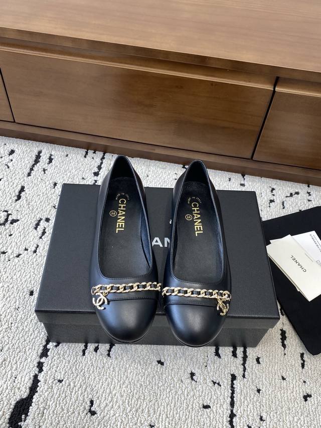高版本 Chanel｜香奈儿小香25C秋冬新品 低跟圆尖头平底单鞋 满满的复古风 秀气的鞋型 看着就很讨喜 带点尖的鞋头 衬托脚也变得瘦瘦的 显得修长 经典链条