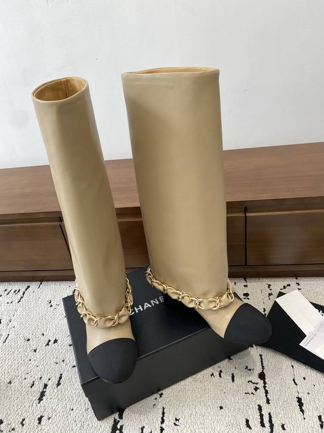 高版本 Chanel 2025S秋冬系列厚底高短靴，高筒和矮简两款分别用进囗牛皮打造，外增高度5Cm超显腿长， 靴筒口上沿用了香奈儿经典链条，小美美特别喜欢，这