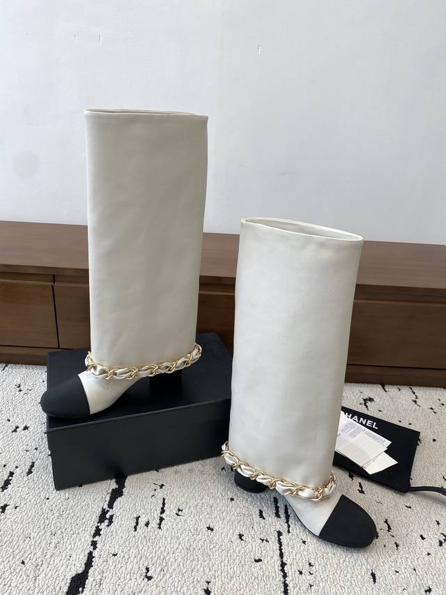 高版本 Chanel 2025S秋冬系列厚底高短靴，高筒和矮简两款分别用进囗牛皮打造，外增高度5Cm超显腿长， 靴筒口上沿用了香奈儿经典链条，小美美特别喜欢，这