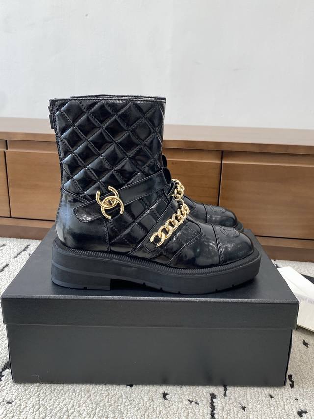 高版本 Chanel 2025S秋冬系列短靴，釆用进囗牛皮打造，外增高度5Cm超显腿长， 靴筒上沿用了香奈儿经典菱格，小美美特别喜欢，这是香奈儿今年秋冬打造的爆