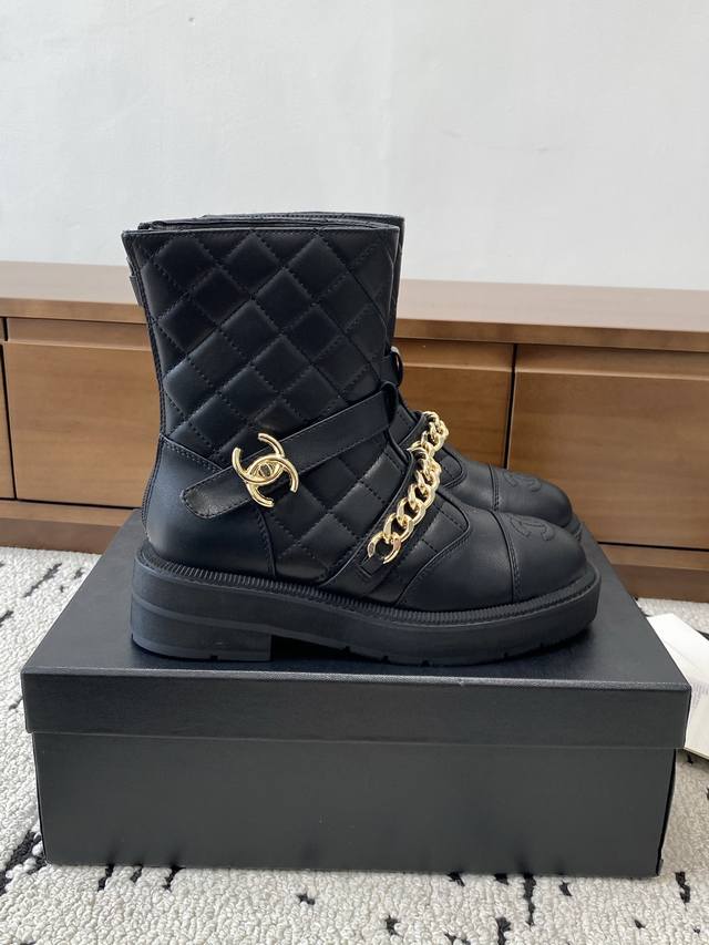 高版本 Chanel 2025S秋冬系列短靴，釆用进囗牛皮打造，外增高度5Cm超显腿长， 靴筒上沿用了香奈儿经典菱格，小美美特别喜欢，这是香奈儿今年秋冬打造的爆