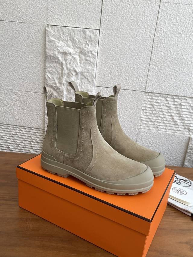 顶级版本： Hermes 爱玛仕 25Ss 秋冬新款 Kobes及踝靴 内外侧松紧 切尔西靴 短靴 Hermes爱玛仕这款Kobes及踝靴，面料采用头层小牛皮及