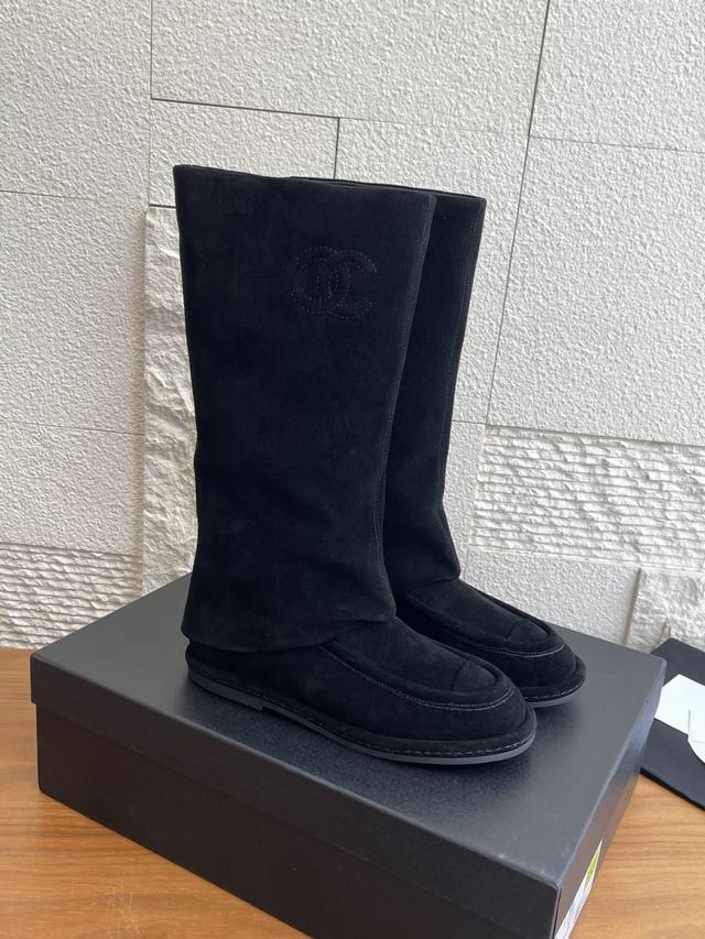 顶级版本： Chanel 香奈儿 25C 秋冬新款 法式时尚 长靴 裤筒靴 Chanel香奈儿这个款是比较简约，有质感的长靴，大双C点缀 低调不失奢华，鞋面采用