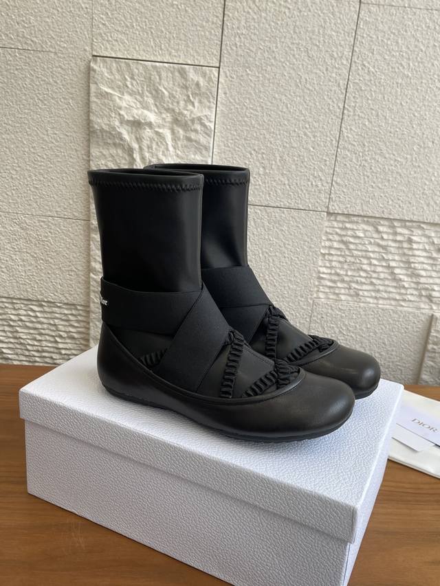 顶级版本： Dior 迪奥 25Ss 秋冬新款 芭蕾舞 弹力短靴 袜子靴 Dior迪奥芭蕾平底鞋袜子靴是 2025年秋季系列的新品，拥有高级定制的外观。缎面鞋面