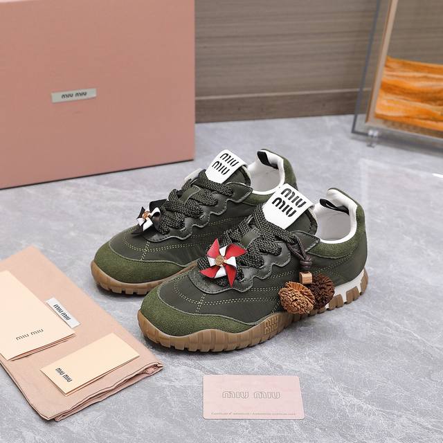 出厂： 独家顶级版本 缪缪Miumiu 2025Vs最新爆款休闲鞋系列 拼色风车扣休闲鞋 Miumiu最新爆款 前卫大胆的设计，Miu Miu风格融于此款厚底帆