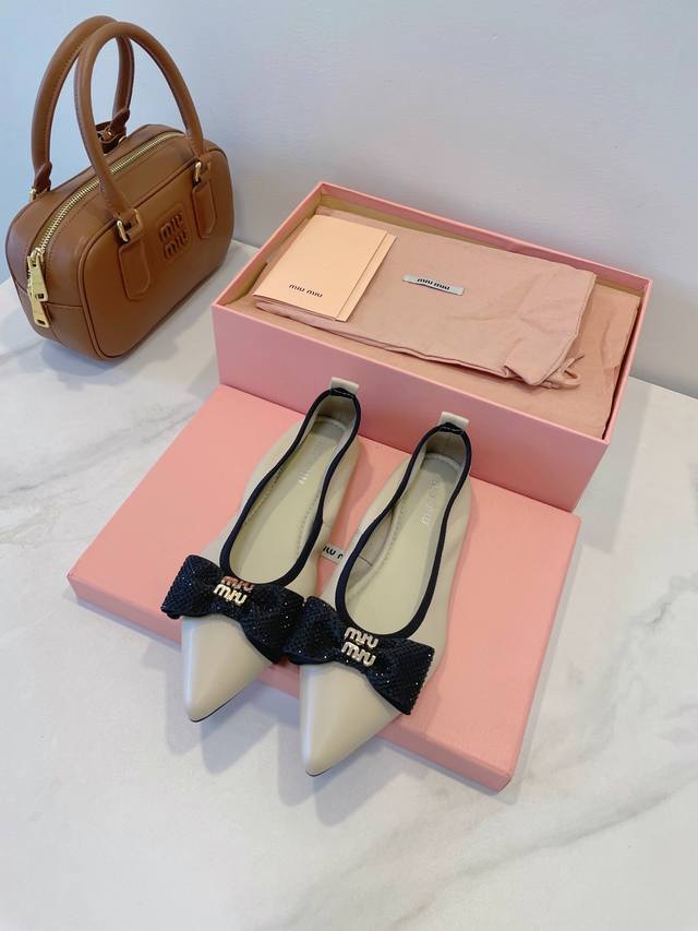 Ootd 富家小姐千金即视感穿搭～ Miumiu 芭蕾舞鞋，优雅知性小尖头，美丽且如履平地太懂女人心了，太会拿捏精致感了，蝴蝶结+进口水钻，美到心坎，集性感与可