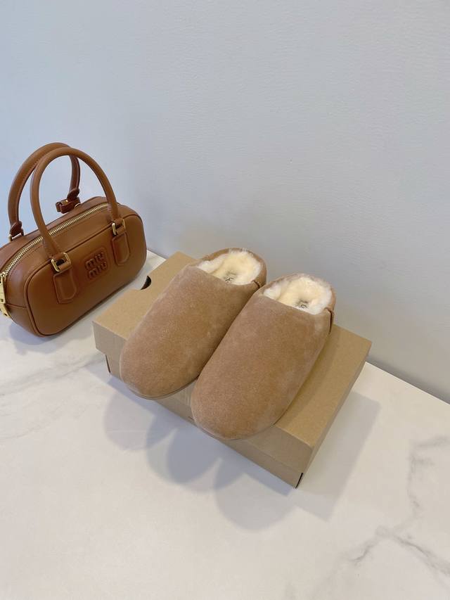 奶呼呼 Ugg 小土豆，时髦人的五分钟通勤穿搭！ Elea Slip-On 轻薄一脚蹬 Classic Micro 经典超迷你 搭配：阔腿裤，裙装，牛仔 随性洒