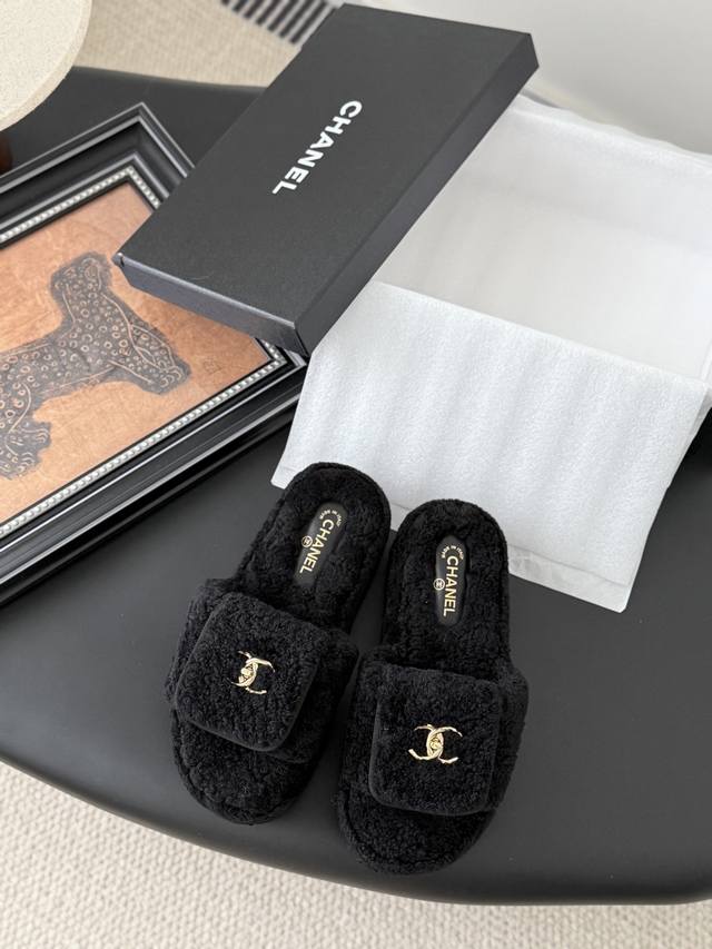 Chanel 25K秋冬新款毛茸茸拖鞋 泰迪毛毛鞋 很舒服诶 美拉德棕色还是很适合秋冬的～ 鞋面麂皮 内里皮毛一体 真皮大底 Size:35-39 其他码数定做