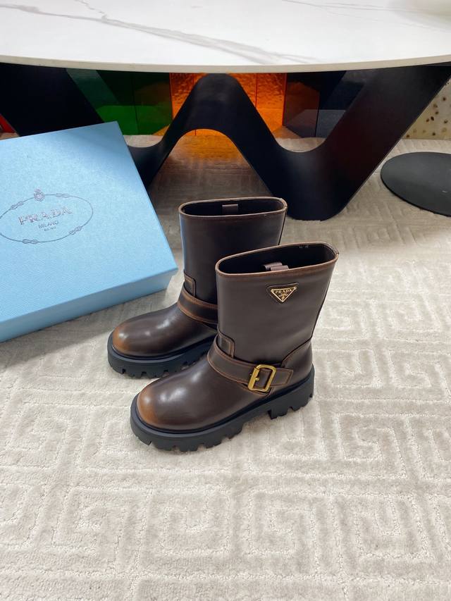 出厂 Prada 普拉达经典三角标一脚蹬王炸女靴 冬天买不到的系列，绝对是今年的大爆款！！贼好看！Prada靴子真的很哇塞！上脚大气显腿瘦气质这块刚好拿捏 全系