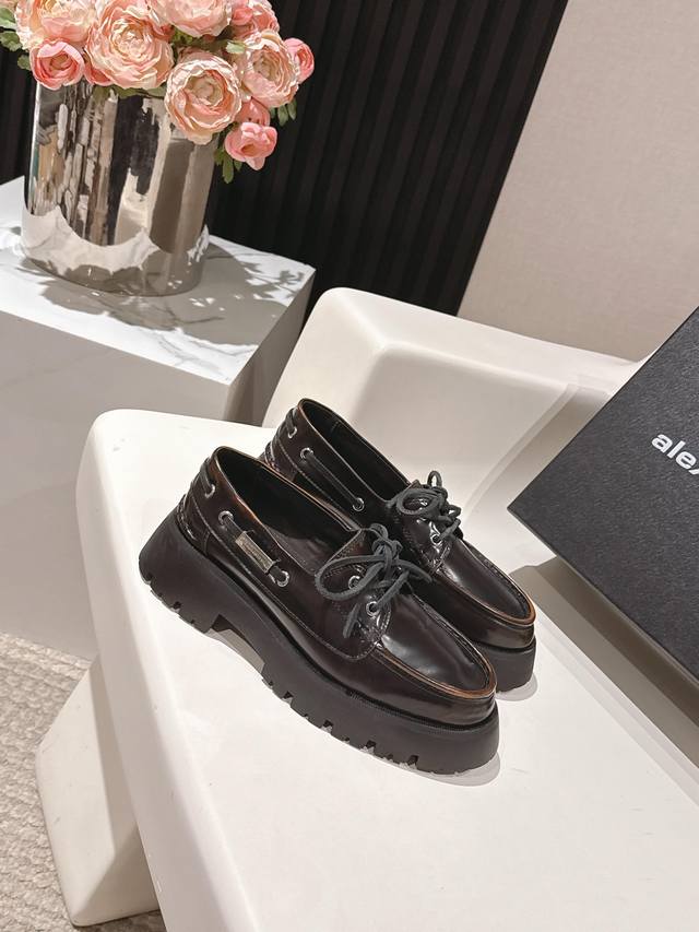 Alexander Wang Aw Carter Jennie 大王这双厚底乐福鞋好绝，同款乐福鞋来自亚力山大王 Haileybieber撞鞋！ 新款相比之前的