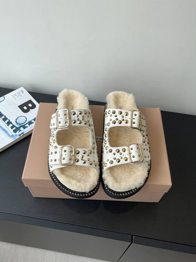 Miumiu 缪缪 新品 厚底铆钉羊毛拖鞋 平底 软底 简约又不失小特点的仙女鞋上线 喜欢设计风的亲应该会很爱这款吧 第一眼看太惊艳 属于越穿越爱那一挂 码数：