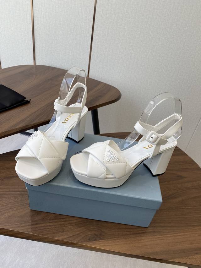 Prada 2025春夏新款 普拉达春夏新款电绣凉鞋系列 罗马厚底凉鞋 最新走秀款，经典升级 舒适度与时髦度并存 每个颜色搭配都好看，设计搭配不同风格需求水台加