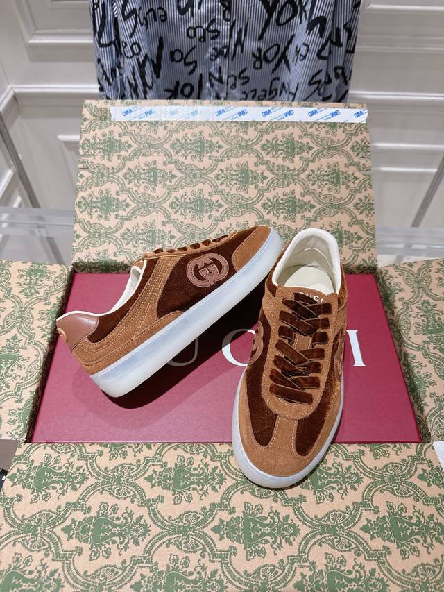 女款 新款出货Gucci 2025 秋冬系列运动鞋灵感源自70年代复古篮球鞋，饰有Gucci标志性元素，例如互扣式双G标志。该款采用绒面革和皮革饰边。原版Tpu