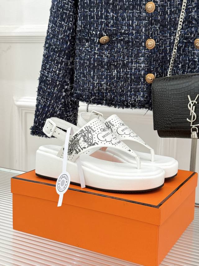 厂价 HermèS 爱马仕25Wf新品夹脚厚底凉鞋 这双凉鞋融合了精湛工艺与先锋设计的艺术品 让你在炎炎夏日轻松成为街头焦点。 厚底设计是这双凉鞋的一大亮点。