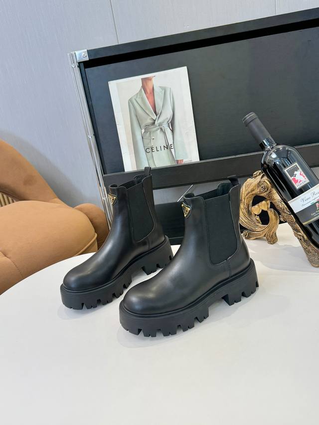 2025“Prada 普拉达”，顶级版本，原板一比一开发，上脚非常完美显腿瘦气质杠杠的 面料：进口开边珠 小牛皮 内里：超软牛里 大底:Tpu成行大底 码数35