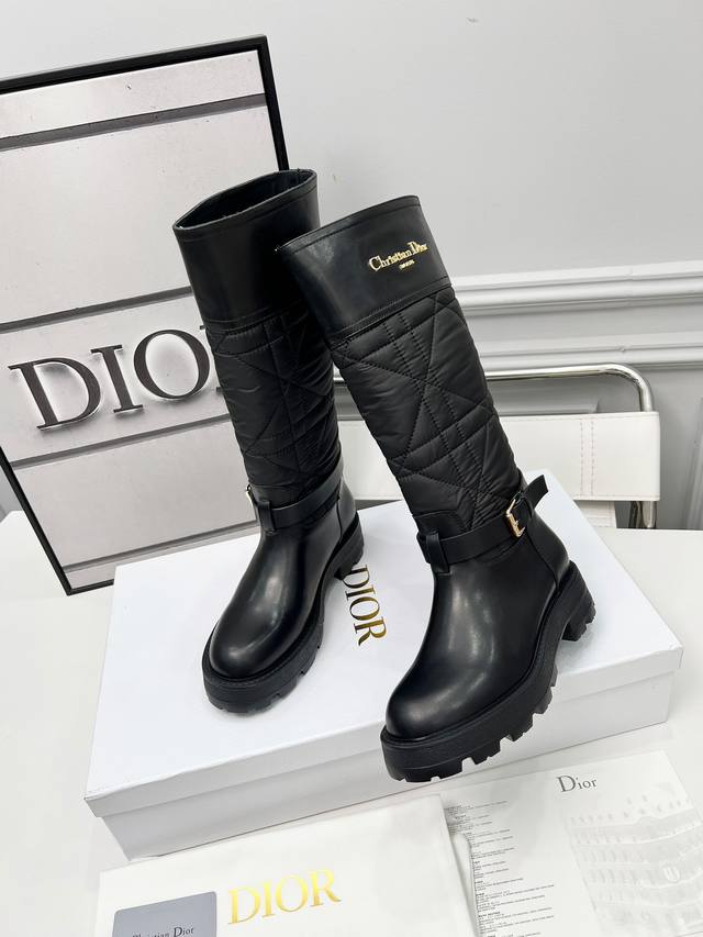 Dior 迪奥2025Ss复古英伦风布洛克新款骑士长靴 萱型百搭瘦脚Yyds.造型立体饱满，帅气十足 上脚舒适 一款非常复古风、气场十足单品、设计风格非常新颖