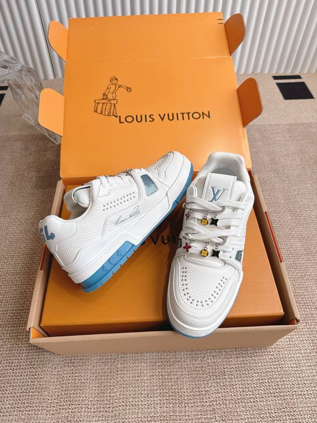 配饰60 Louis Vuiton 路易威登 Trainer系列板鞋篮球鞋 板鞋 Lv Trainer运动鞋是由设计师Virgil Abloh由复古篮球鞋激发的