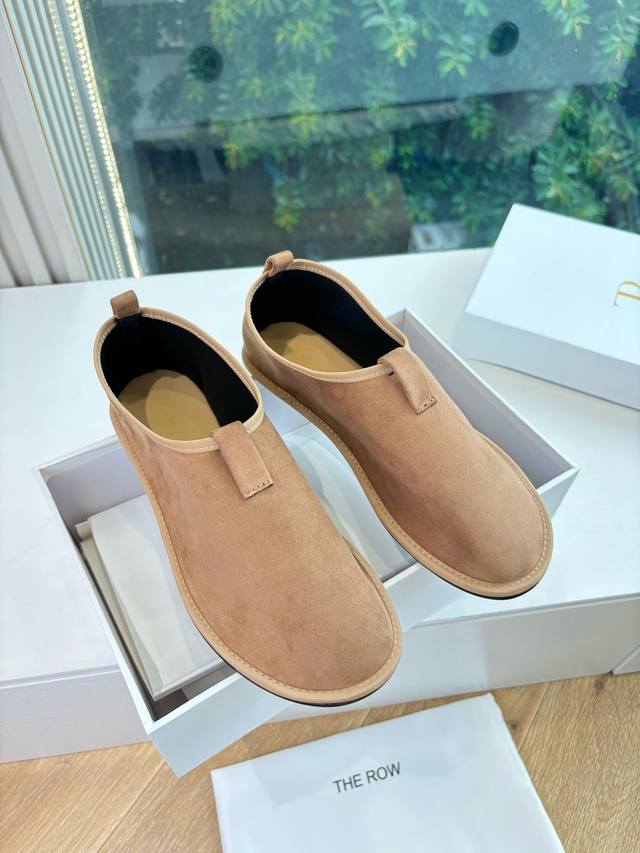 G679The Row25春夏新款平底单鞋跳舞 很少会看到一款跳舞鞋会做到这么精细、而且对脚的包容性特别强，把脚型修饰得妥妥的，又不失独特韵味，上脚方便便捷，且