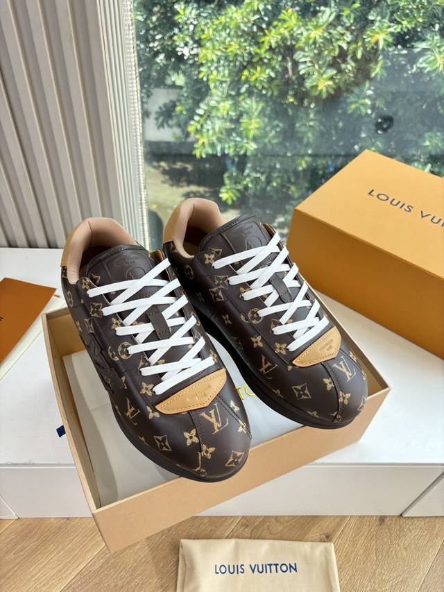 G059顶级品质Lv路易威登 菲董 联名 走秀款 胖丁 厚底 休闲 运动鞋 阿甘鞋 此次系列包括从简约风格的运动鞋到引人注目的跑鞋。Lv以其标志性的厚底和现代美